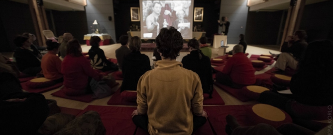 Projection du diaporama, conférence des 40 ans de Dhagpo à l'Institut