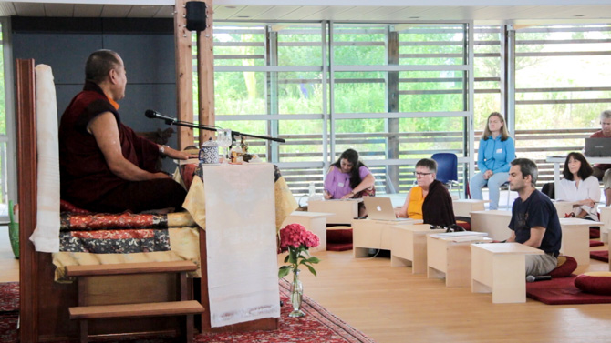 Khenpo Chödrak Rinpoché et les stagiaires du cours d'été, juillet 2016