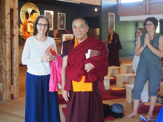 khenpo Chödrak Rinpoché et sa traductrice, Kiki