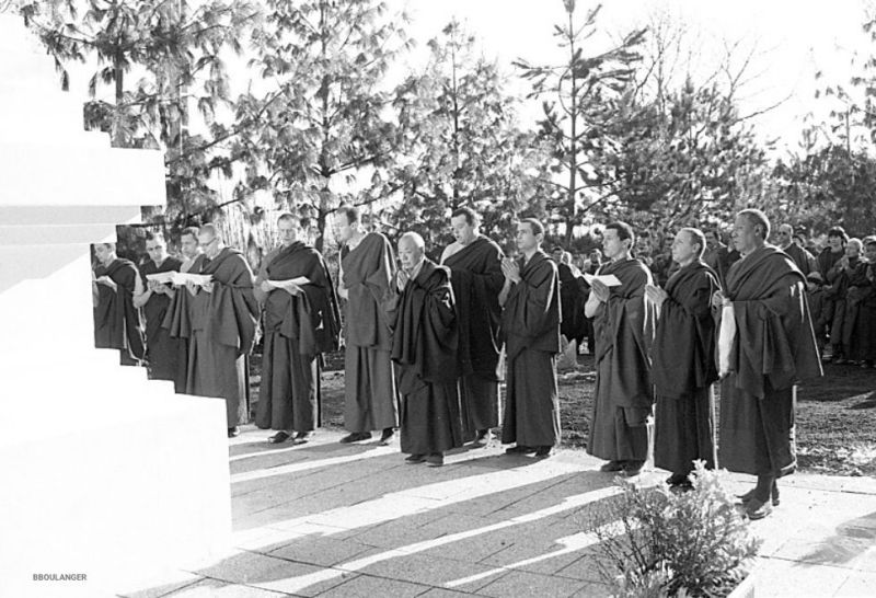 At the end of the first traditional retreat at Dhagpo Kundreul Ling, the first group of men to have completed it pray in front of the stupa with Gendun Rinpoche, on June 11, 1987
