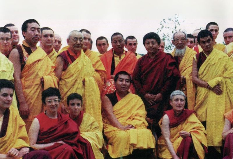 The first retreatants gather at Dhagpo Kagyu Ling, around the 3rd Jamgon Kongrul Rinpoche, his entourage and Gendun Rinpoche, Jigme Rinpoche and Lama Purtse, on June 13, 1987.