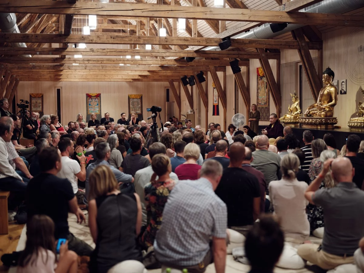 Karmapa hält Dharma-Vorträge und gewährt Ermächtigungen im Europe Center