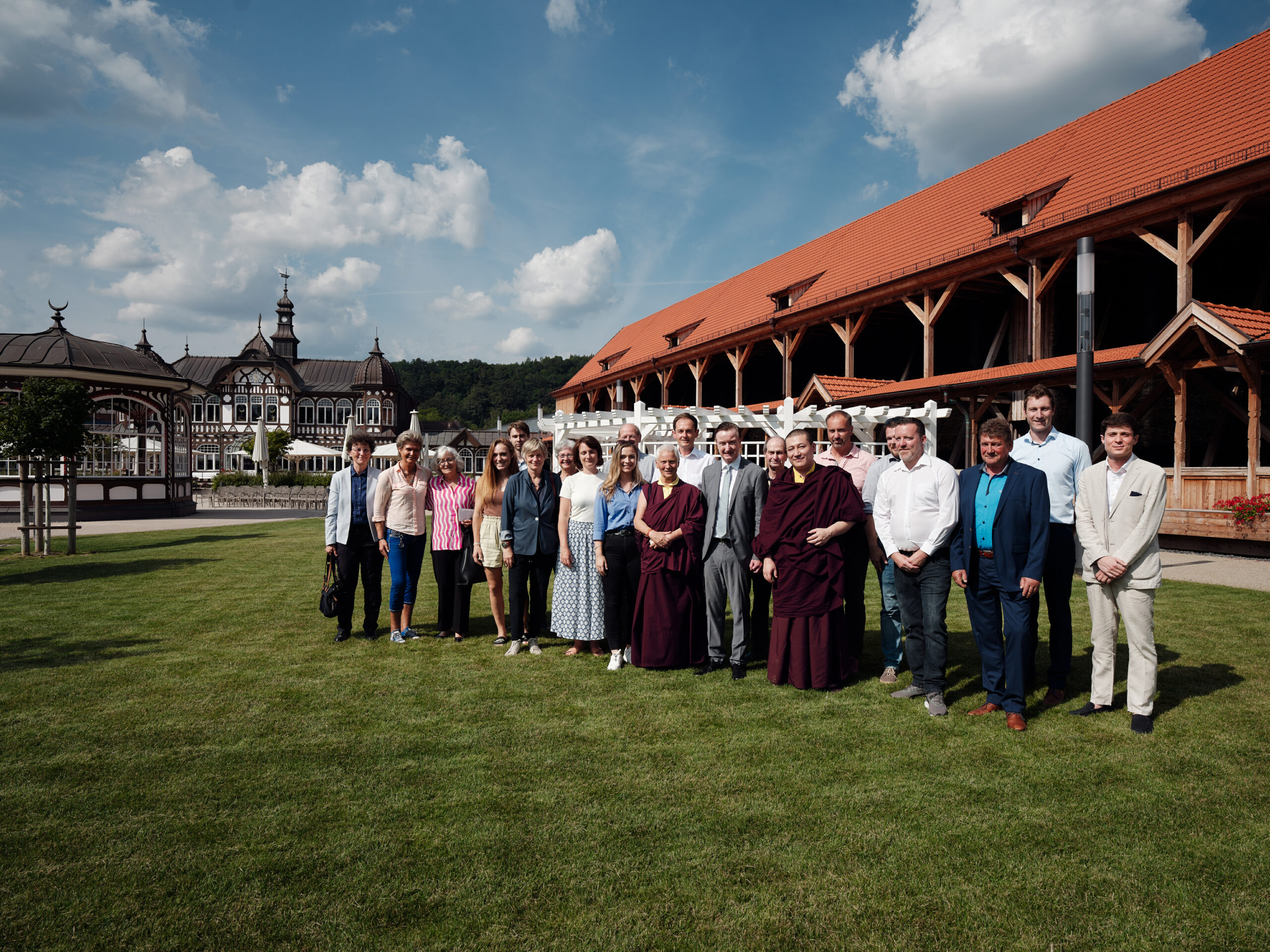 Karmapa nimmt an einem Empfang teil und trifft sich mit jungen Praktizierenden in Dhagpo Möhra