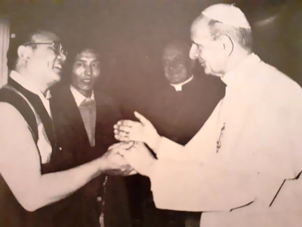 LLe XVIᵉ Gyalwa Karmapa rencontre le pape Paul VI au Vatican Le XVIᵉ Gyalwa Karmapa rencontre le pape Paul VI au Vatican