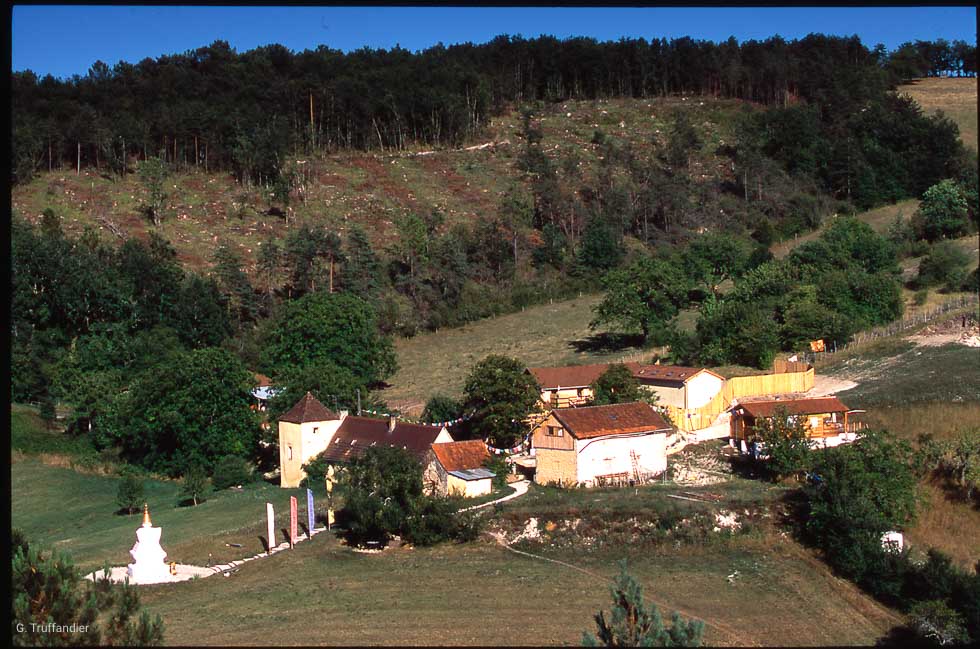 Février 1996 : Création de Dhagpo Dedröl Ling, centre pour pratiquants séculiers Février 1996 : Création de Dhagpo Dedröl Ling, centre pour pratiquants séculiers