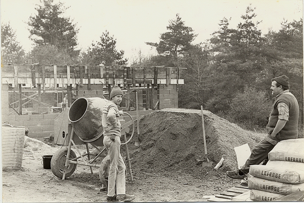 1985_06_Dhagpo Kagyu Ling en chantier le 16e Gyalwa Karmapa se pose en Dordogne
