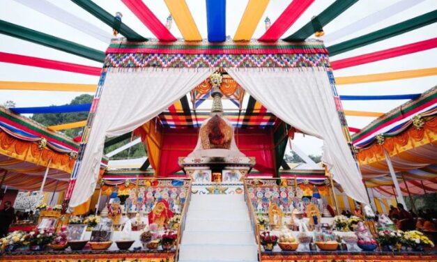 Karmapa preside los últimos ritos por Sherab Gyaltsen Rimpoché